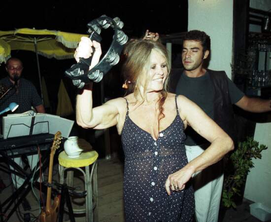 Brigitte Bardot dansant lors de la soirée donnée à l'occasion du 5ème anniversaire de leur mariage, à Saint-Tropez, le 14 août 1997.