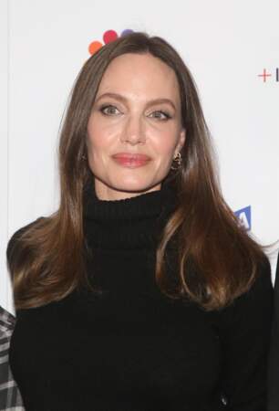 Angelina Jolie se fascine pour les poignards
