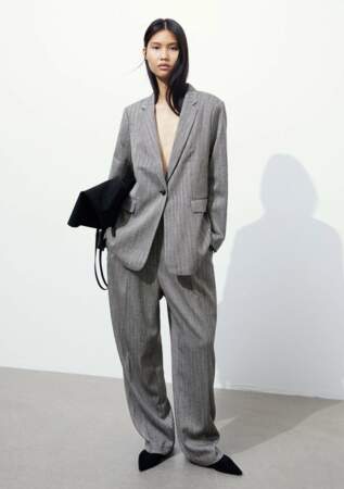 Tailleur pantalon tendance : le gris à motif chevron