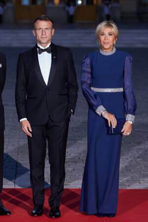 Visite de Charles III : Brigitte Macron en robe bleu nuit à strass 