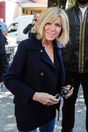 Brigitte Macron en veste blazer bleu marine à boutons dorés