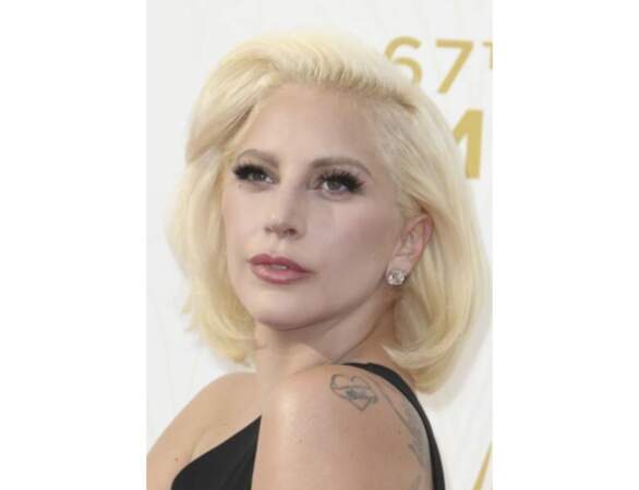 Le carré court blond et lisse de Lady Gaga