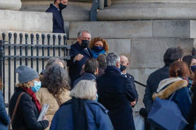 Obsèques de Marielle de Sarnez : François Bayrou quitte l'église Saint-Sulpice