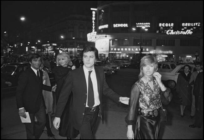 Alain Delon et son ex-femme Nathalie, avec en arrière-plan, sa future compagne Mireille Darc