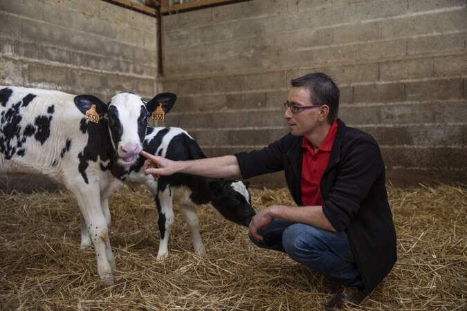 Hervé est éleveur de vaches laitières et polyculture dans les Hauts-de-France. Il a repris l'activité de ses parents chez qui il vit toujours.