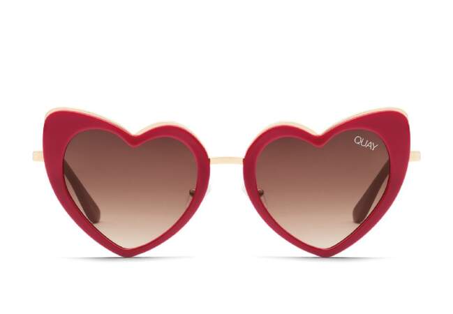 Une paire de lunettes en forme de coeur 