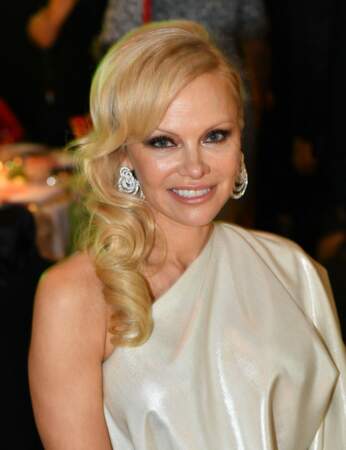 Le brushing asymétrique de Pamela Anderson