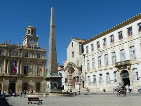 L'obélix d'Arles face à l'hôtel de ville