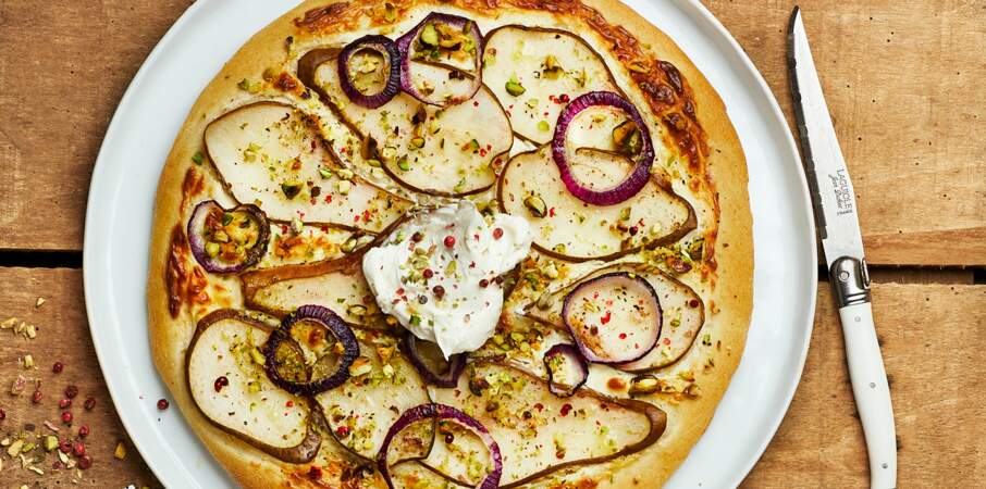 Pizza sucrée salée Kiri®, poire, oignons rouges, pistaches et baies roses