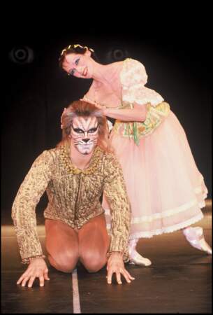 Le danseur lors de son spectacle "Le Chat botté", en 1985, à Paris.