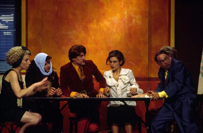 Entre 1997 et 1999, la troupe joue sur un rythme effréné, quatre sketchs, tous les jours, enchaînant les personnages devenus cultes : Sophie Pétoncule, Pouf le Cascadeur ou encore Monsieur Van de Velde.