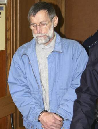 Michel Fourniret (photo), surnommé "L'ogre des Ardennes", avait été arrêté en Belgique, en juin 2003, pour une tentative d'enlèvement d'une fillette. Après plusieurs enquêtes, d'autres crimes lui sont imputés. Il est condamné, en 2008, à la réclusion criminelle à perpétuité pour sept meurtres. Il en a avoué d'autres encore pour lesquels des enquêtes sont en cours.