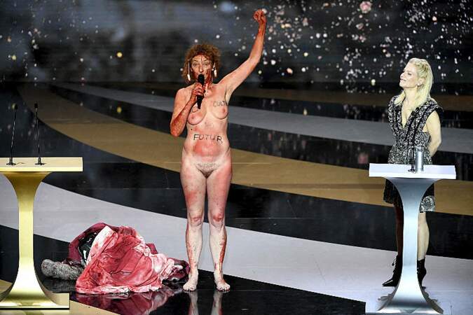 Corinne Masiero, nue sur scène lors de la 46ème cérémonie des César à l'Olympia