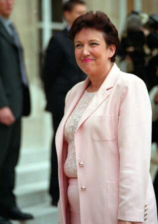Roselyne Bachelot à la sortie de son premier Conseil des ministres, le 10 mai 2002