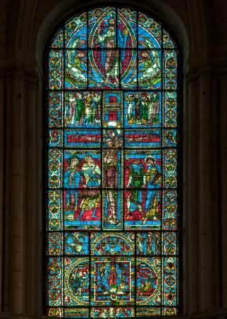 Vitrail du XIIe siècle dans la cathédrale Saint-Pierre à Poitiers