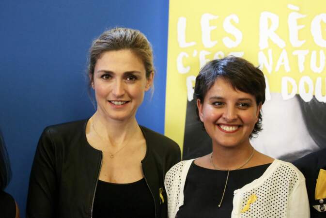 Julie Gayet et Najat Vallaud-Belkacem lors de la signature de la première convention entre le ministère de l'Éducation Nationale, de l'Enseignement Supérieur et de la Recherche et l'association Info Endométriose pour mieux sensibiliser élèves et personnels au ministère à Paris, le 27 juin 2016.