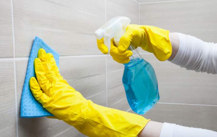 Comment nettoyer efficacement les murs de la salle de bain ?