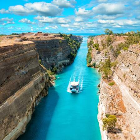 Le canal de Corinthe reliant la mer Ionienne à la mer Egée