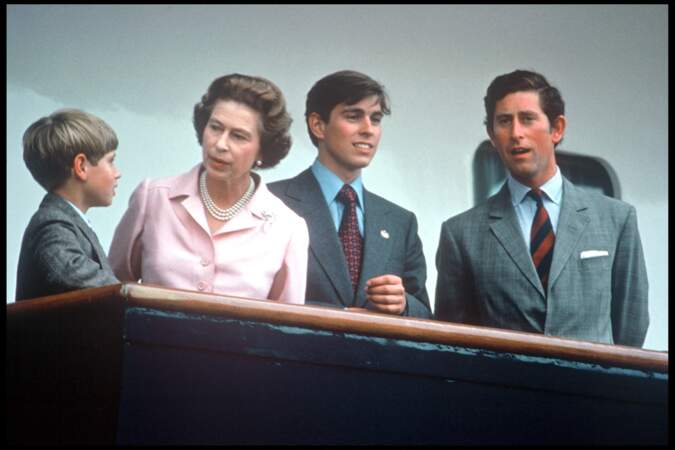 La reine Elizabeth II avec le prince Edward et le prince Charles (1976)