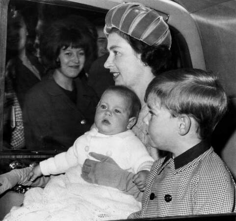 Reine Elizabeth II avec le prince Edward et le prince Andrew (1964)