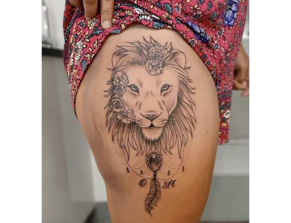 Tatouage sur la hanche : un lion