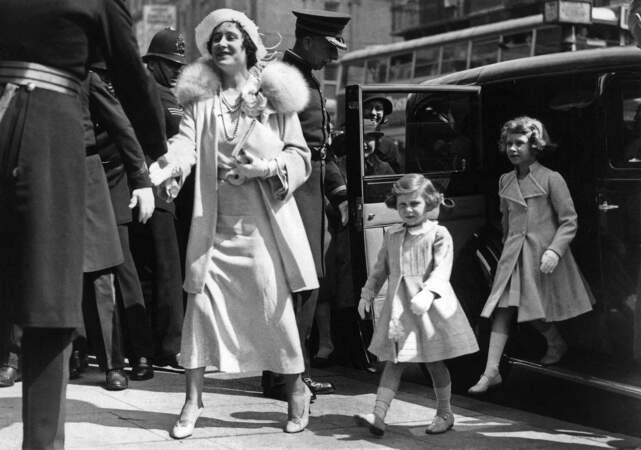 La reine Elizabeth, avec ses filles, les princesses Elizabeth et Margaret, en mai 1935, arrivant au Royal Tournament.