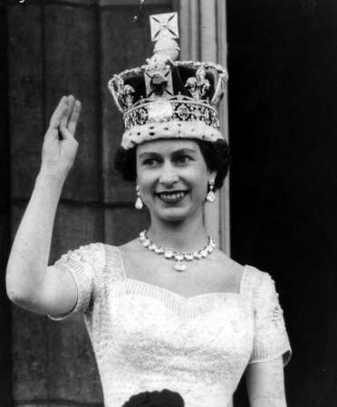 La reine Elizabeth II d'Angleterre saluant la foule au balcon de Buckingham Palace, le 2 juin 1953, jour de son couronnement.