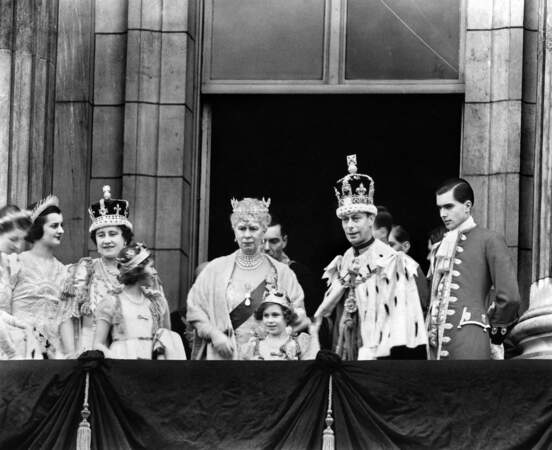 Le couronnement du roi George VI, entouré de sa femme, la reine Elizabeth, et de leurs enfants, la princesse Elizabeth et la princesse Margaret, sur le balcon de Buckingham Palace, le 12 mai 1937.