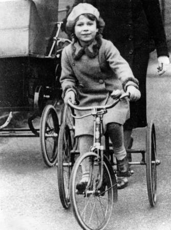 La princesse Elizabeth faisant du vélo, à Hyde Park, le 1er novembre 1936.