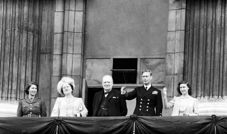 La princesse Elizabeth, la reine Elizabeth, Winston Churchill, le roi George VI et la princesse Margaret au balcon de Buckingham Palace, lors de la célébration du jour de la victoire de la Seconde guerre mondiale, le 8 mai 1945.