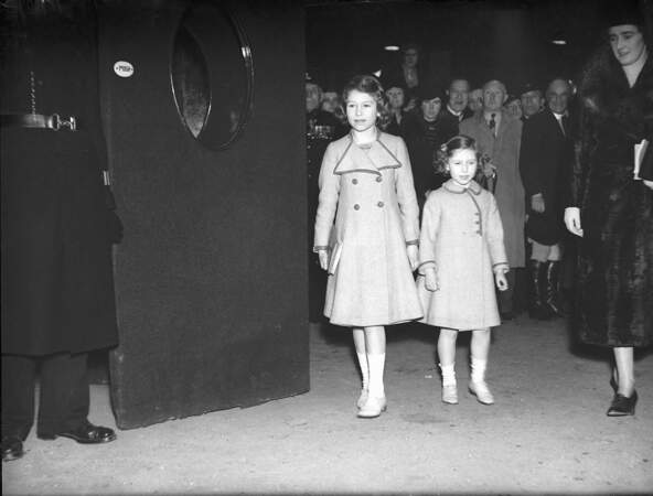 La princesse Elizabeth et sa soeur, la princesse Margaret, se rendant au théâtre, en 1940.