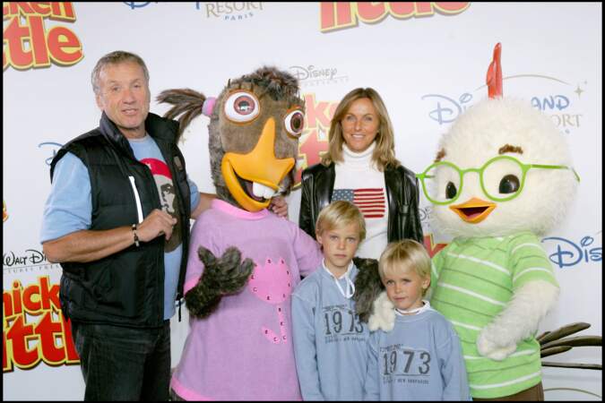 Yves Rénier et sa femme Karin, accompagnés de leurs enfants, Jules et Oscar, à l'avant-première du film "Chicken Little", à Eurodisneyland, à Paris.