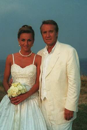 ... avant le mariage à Saint-Tropez, le 20 juillet 1996. Karine Rénier est à la tête de "Victoria", une agence de communication spécialisée dans la télévision.