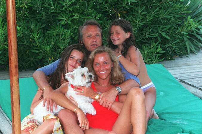 Yves Rénier entouré de ses filles, Samantha et Lola, et de sa compagne Karin, en vacances à Saint-Tropez, en 1995.