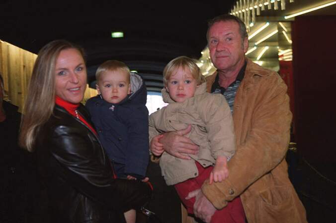 Yves Rénier et sa femme Karin, avec leurs enfants Oscar, né en 2000, et Jules, né en 1997.