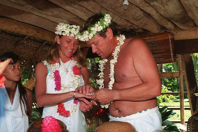 Mariage d'Yves Rénier et de Karine Graber, à Bora-Bora, dans le nord-ouest de Tahiti, le 18 juin 1996...
