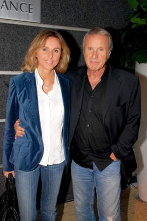 Yves Rénier et sa femme Karin, lors de la conférence de presse de TF1, de la rentrée 2009-2010, le 16 septembre 2009.