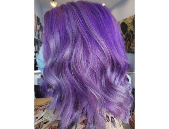 Cheveux violets vif