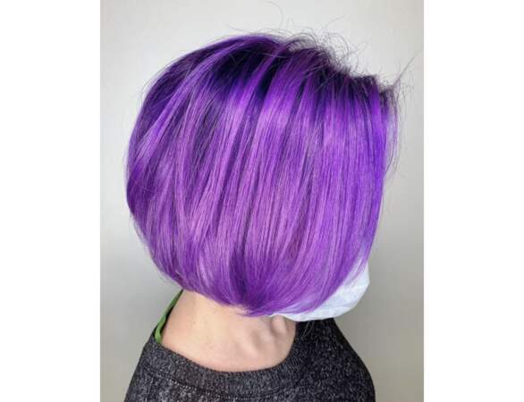 Cheveux violets électriques