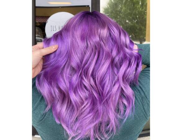 Cheveux violets prononcé
