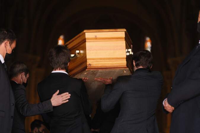 Jules et Oscar Rénier portent le cercueil de leur père