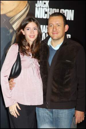Dany Boon et sa femme enceinte, à la première du film "Les infiltrés", à Paris, en octobre 2006.