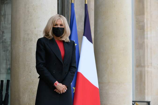 Brigitte Macron avec un masque noir