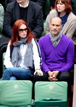 Audrey Fleurot et son compagnon Djibril Glissant dans les tribunes des internationaux de France de Roland Garros à Paris le 4 juin 2016.