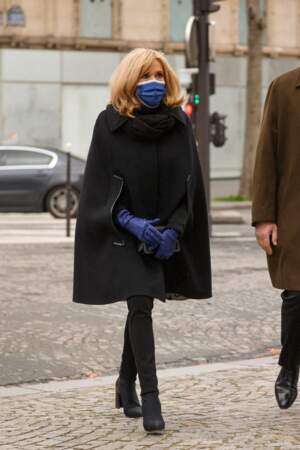 Brigitte Macron avec un masque bleu électrique 