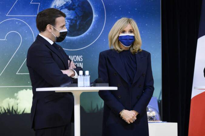 Brigitte Macron avec un masque bleu flashy