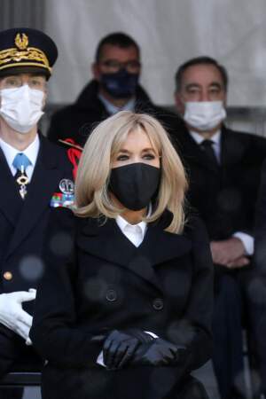 Brigitte Macron avec un masque noir