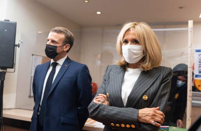 Brigitte Macron avec un masque blanc