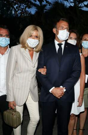 Brigitte Macron avec un masque blanc 
