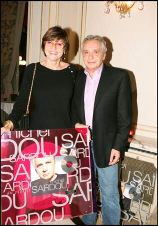 Michel Sardou reçoit un double disque de platine pour son album "Du plaisir", en présence de sa femme Anne-Marie Périer, le 26 novembre 2004.